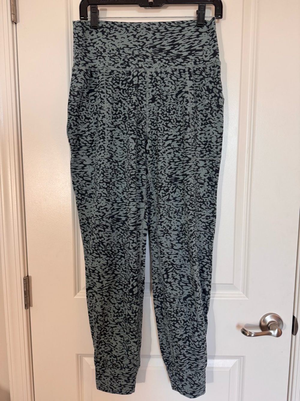 Athleta Salutation Jogger Ocelot Spot Minimalistic Women's Sz Medium Athleisure - Picture 2 of 6